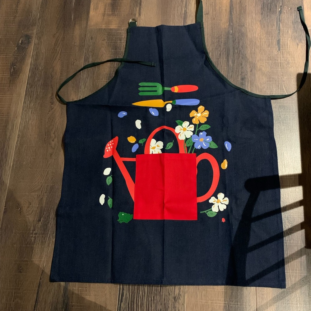 NWOT Adult Hayley apron.